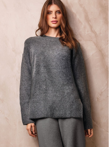Long sleeve round neck bushed sweater. LIVING
