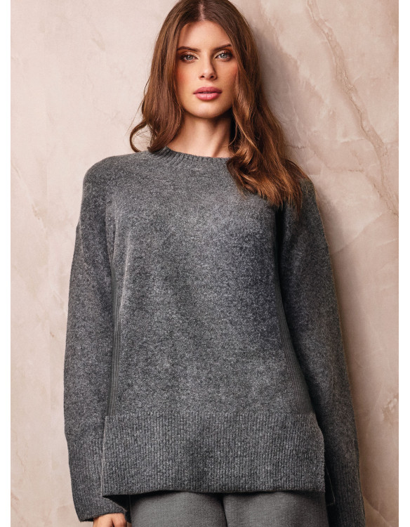 Long sleeve round neck bushed sweater. LIVING