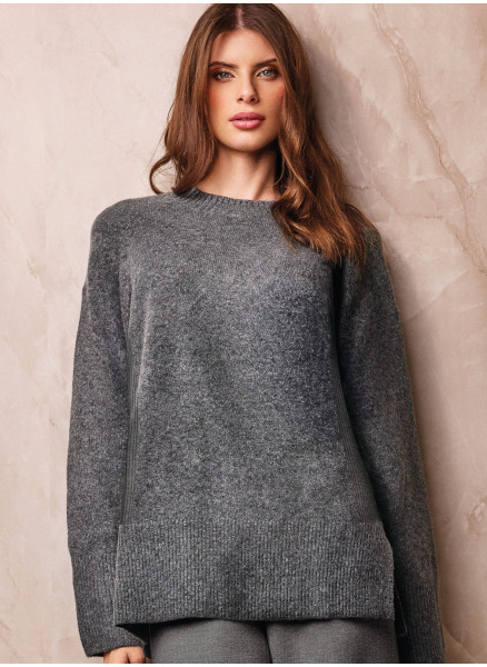 Long sleeve round neck bushed sweater. LIVING