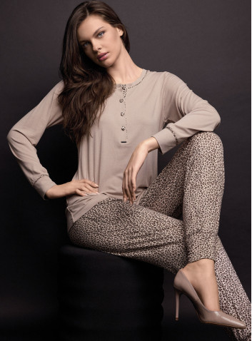 Pigiama serafino donna FANCY Lormar con maglia unita a maniche lunghe, dettagli animalier e pantalone lungo con polsi