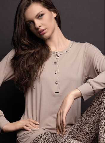 Pigiama serafino donna FANCY Lormar con maglia unita a maniche lunghe, dettagli animalier e pantalone lungo con polsi 2